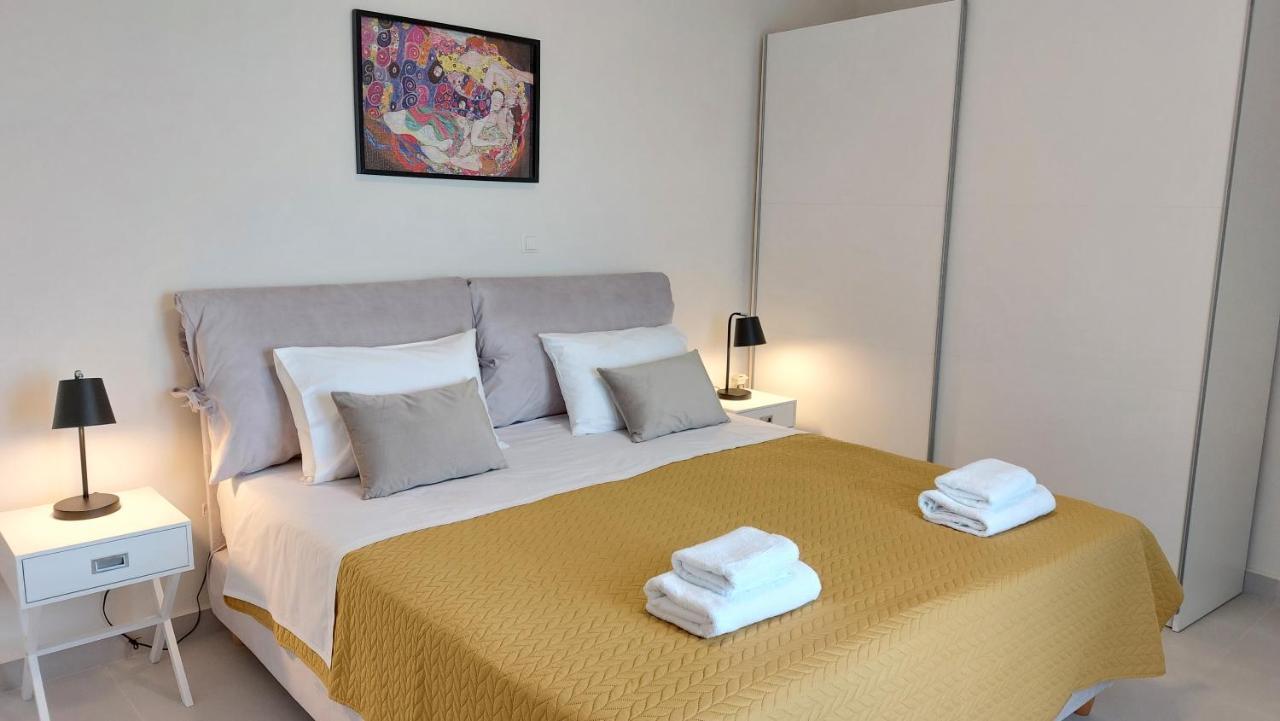Kontis Apts Apartment Пелекас Екстериор снимка